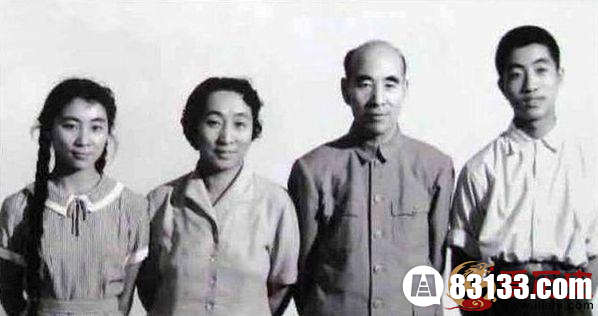 林彪全家福（1962年）。右一其子林立果，左一其女林立衡。