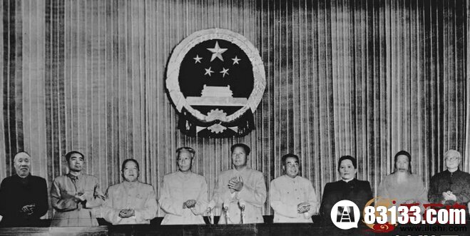 　　1954年9月15日，中华人民共和国第一届全国人民代表大会第一次会议在北京怀仁堂开幕。左起：董必武、周恩来、李济深、刘少奇、毛泽东、朱德、宋庆龄、张澜、林伯渠