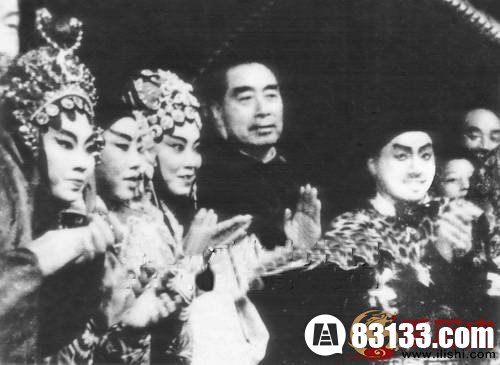 　　1959年周恩来总理接见河北梆子剧院演员