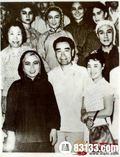 　1962年，周恩来在中国歌剧院和《白毛女》剧组人员合影